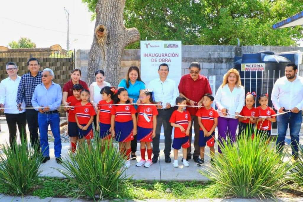 Maestros y padres de familia ven  y aprueban trabajo del Municipio.