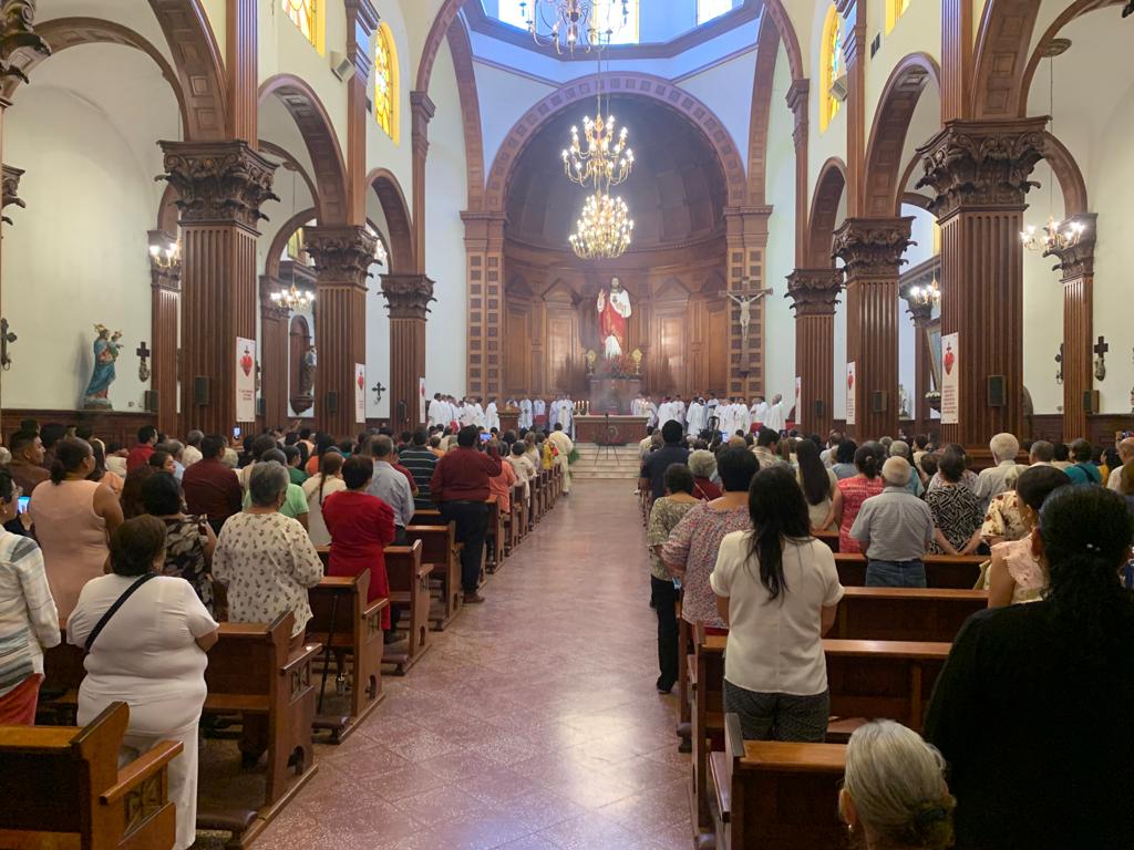 Por altas temperaturas, iglesias modifican horarios para misas.