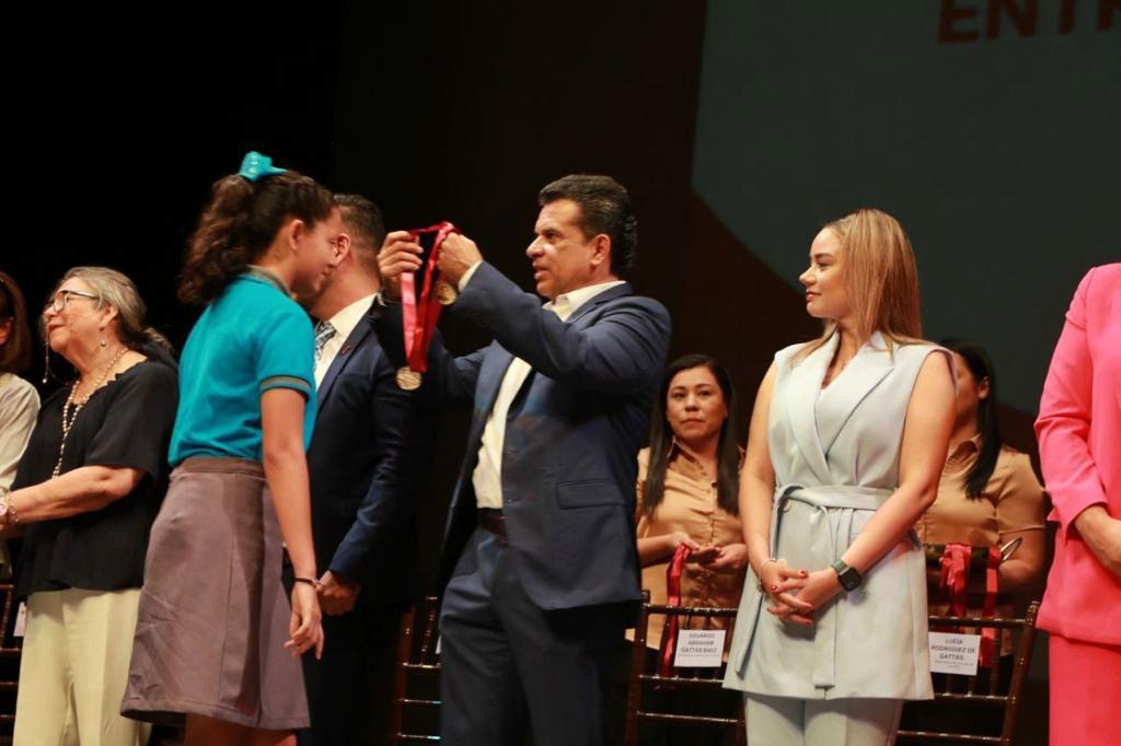 Condecora Alcalde a alumnos y maestros de excelencia educativa.