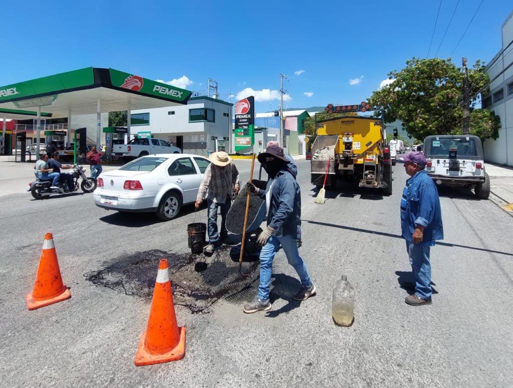 Con las medidas preventivas, continúa bacheo en la ciudad.