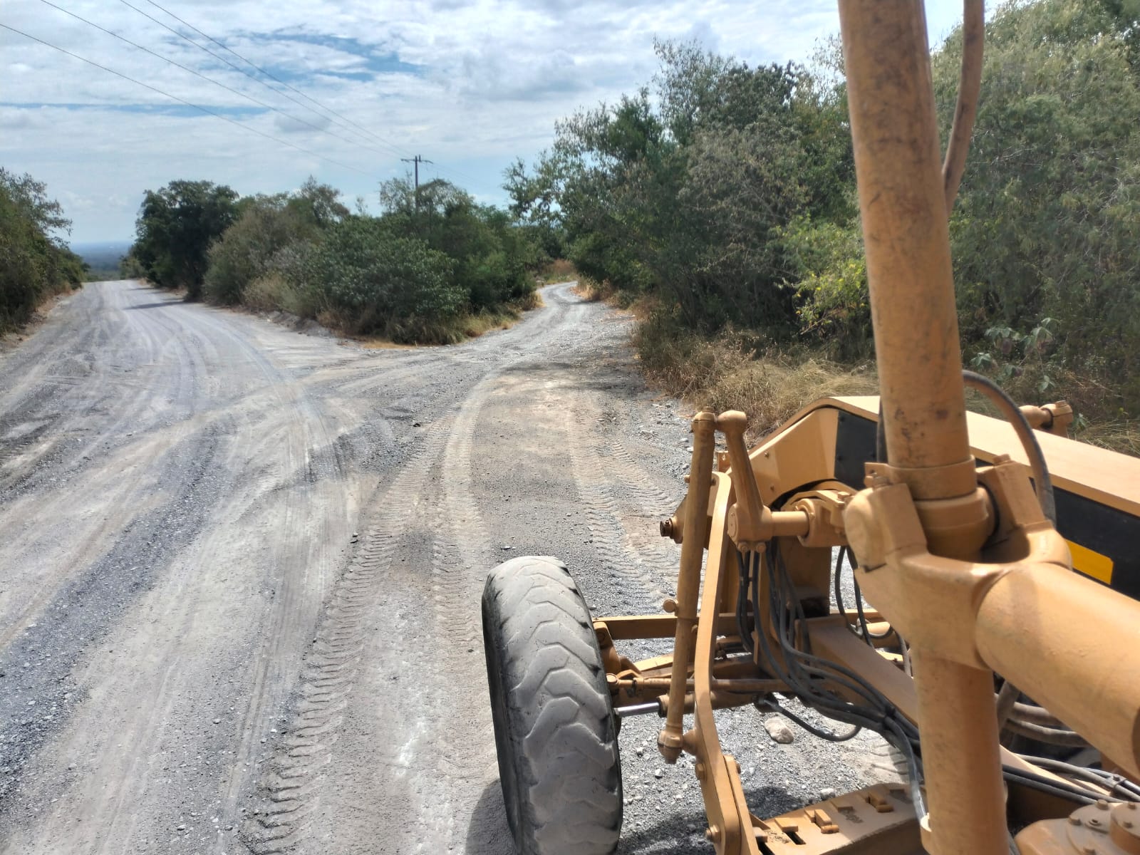 Rehabilitan caminos ejidales de Victoria.
