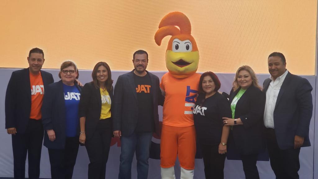 Rector presenta Vida UAT a estudiantes de Nuevo Laredo.