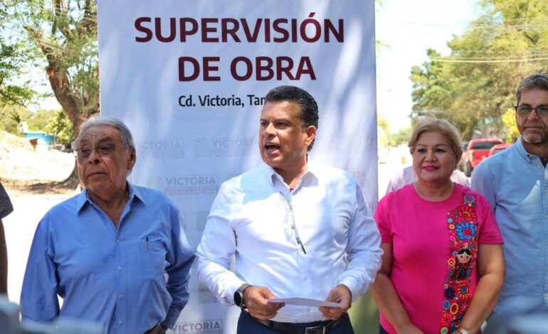 El alcalde de Ciudad Victoria Eduardo Gattás Báez supervisó la pavimentación con concreto hidráulico