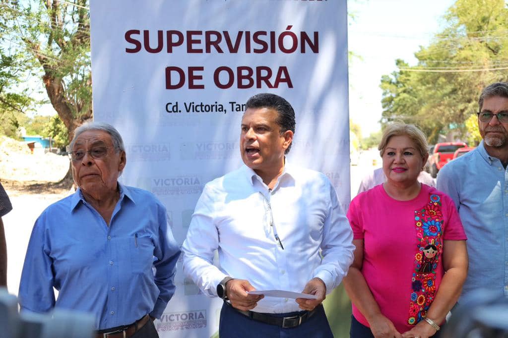 El alcalde de Ciudad Victoria Eduardo Gattás Báez supervisó la pavimentación con concreto hidráulico