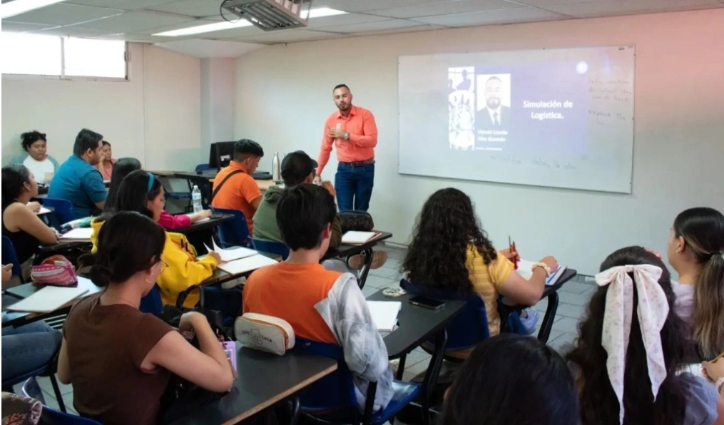 Maestro de universidad colombiana imparte clases en la Facultad de Derecho UAT Victoria