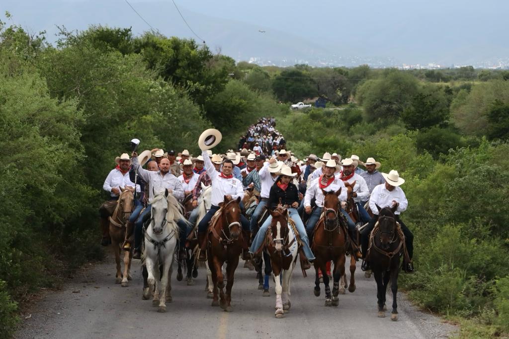 Festejan 273 aniversario de Victoria a caballo