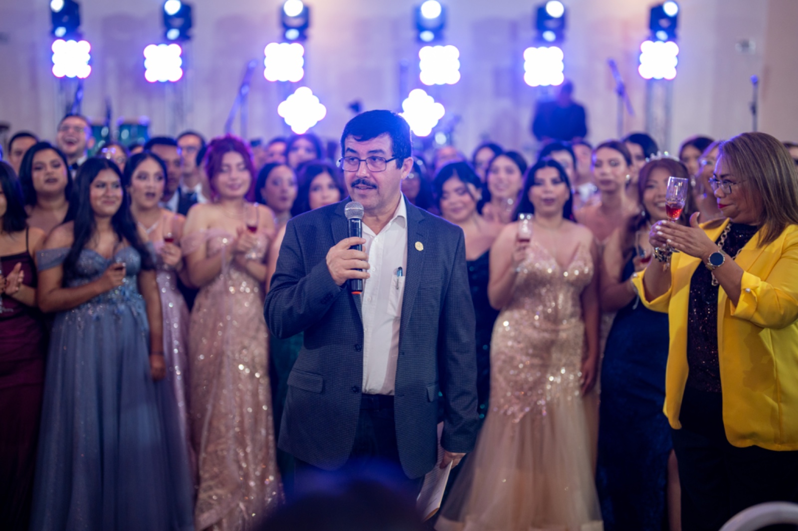 El rector Dámaso Anaya convive con estudiantes de la Facultad de Enfermería Victoria en su fiesta de graduación.