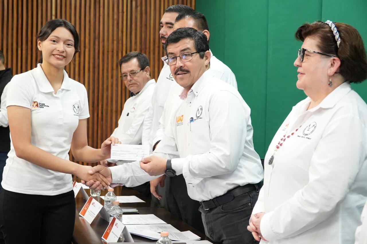 Reconoce la UAT el desempeño académico de estudiantes hijos del personal docente