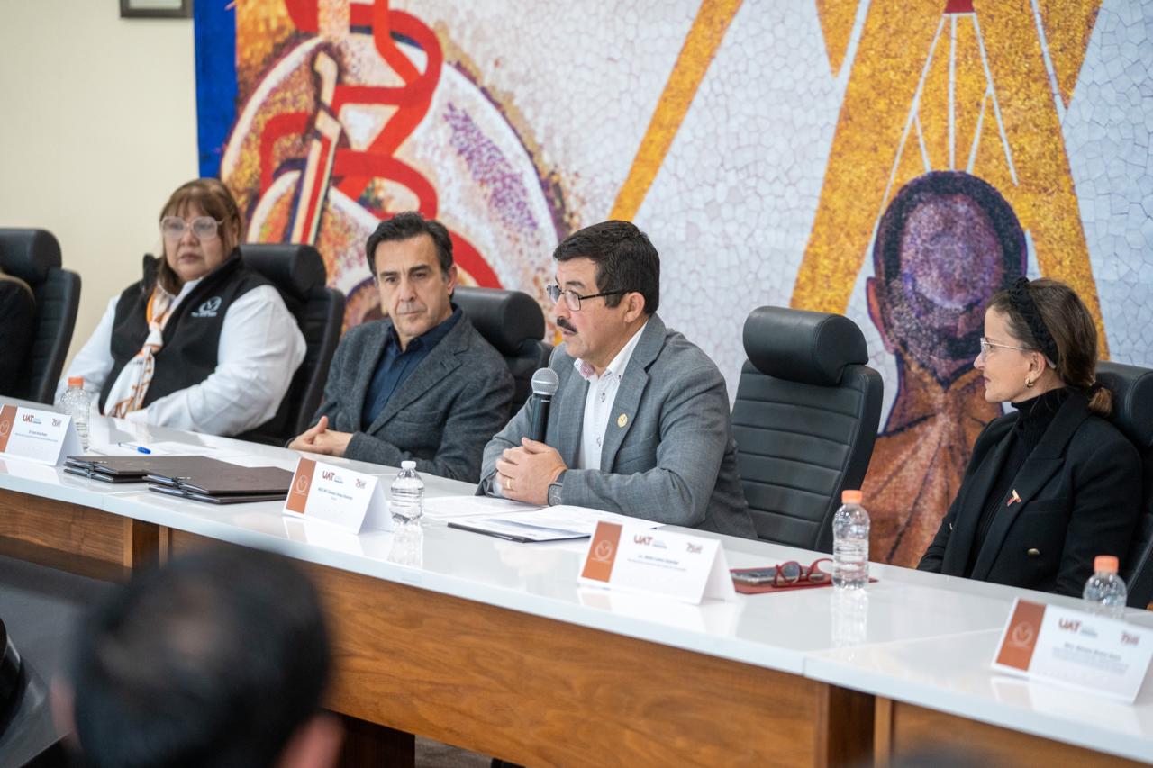 Firma la UAT convenio con Escuela de Economía Social de España