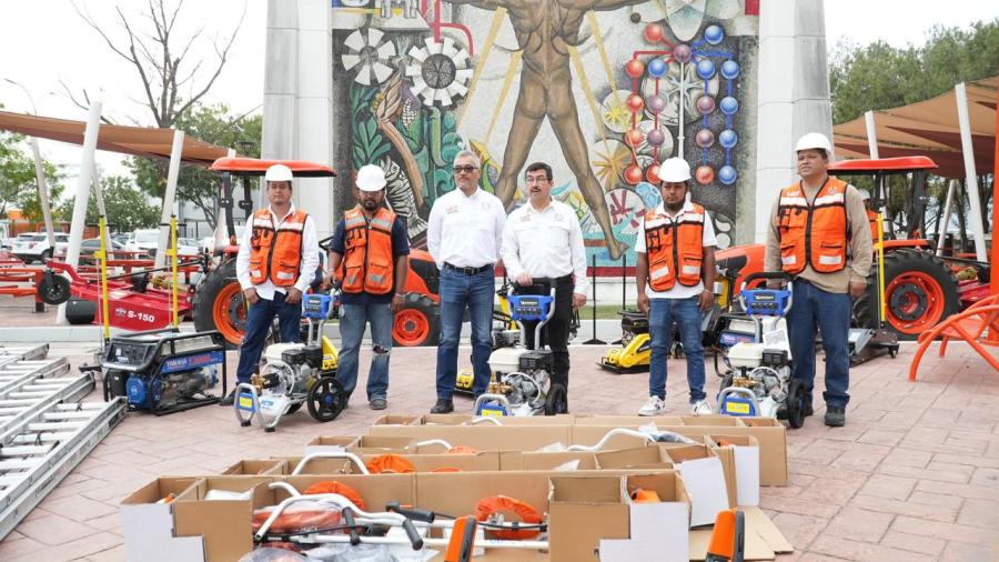 Entrega rector equipo para el mantenimiento de los campus de la UAT