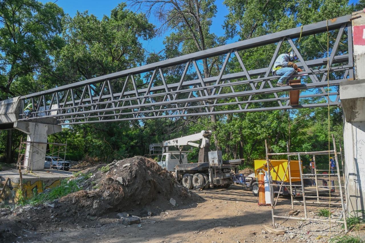 Puente peatonal del 13 Praxedis Balboa será más seguro.