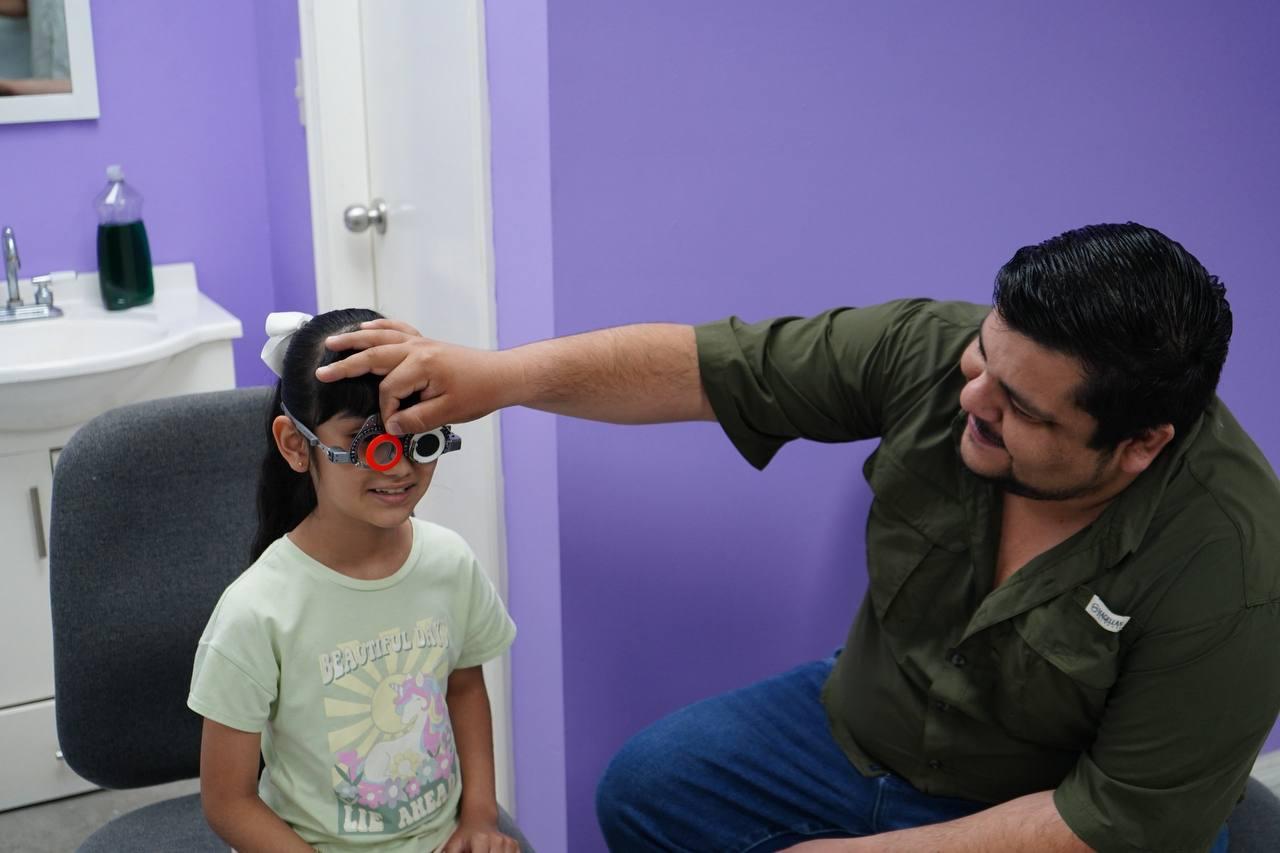 DIF NUEVO LAREDO ENTREGA LENTES A MENORES COMO RESULTADO DE LA BRIGADA INFANTIL “TOCANDO CORAZONES