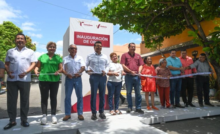 Entrega Municipio calle pavimentada en colonia México.