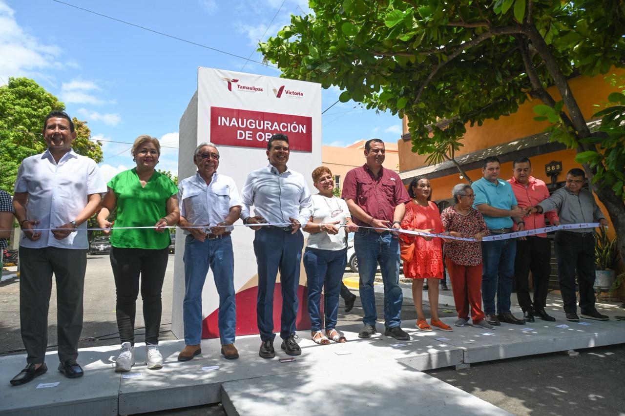 Entrega Municipio calle pavimentada en colonia México.