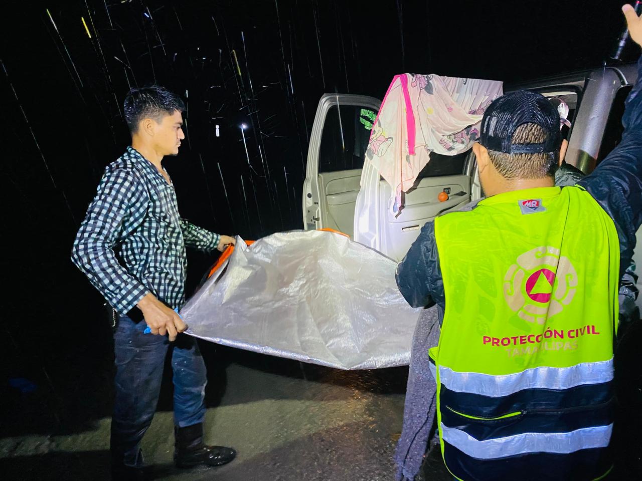 Alcalde de González, médico de profesión, atiende el nacimiento de una niña.  -PC Tamaulipas asiste la emergencia en carretera
