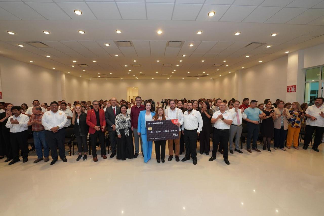 Carmen Lilia Canturosas rompe récord de apoyo al magisterio con entrega de bonos a 4 mil maestros.