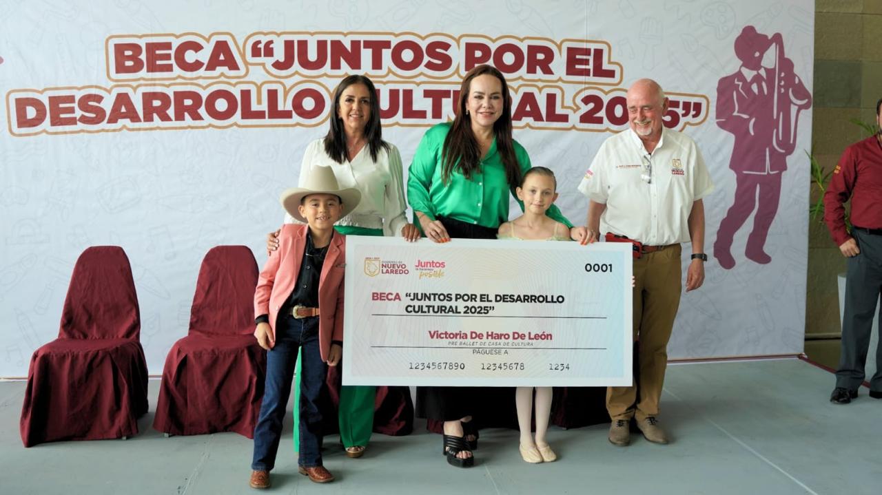 ENTREGA ALCALDESA CARMEN LILIA CANTUROSAS MÁS DE 300 BECAS CULTURALES Y REFRENDA COMPROMISO CON ARTISTAS LOCALES