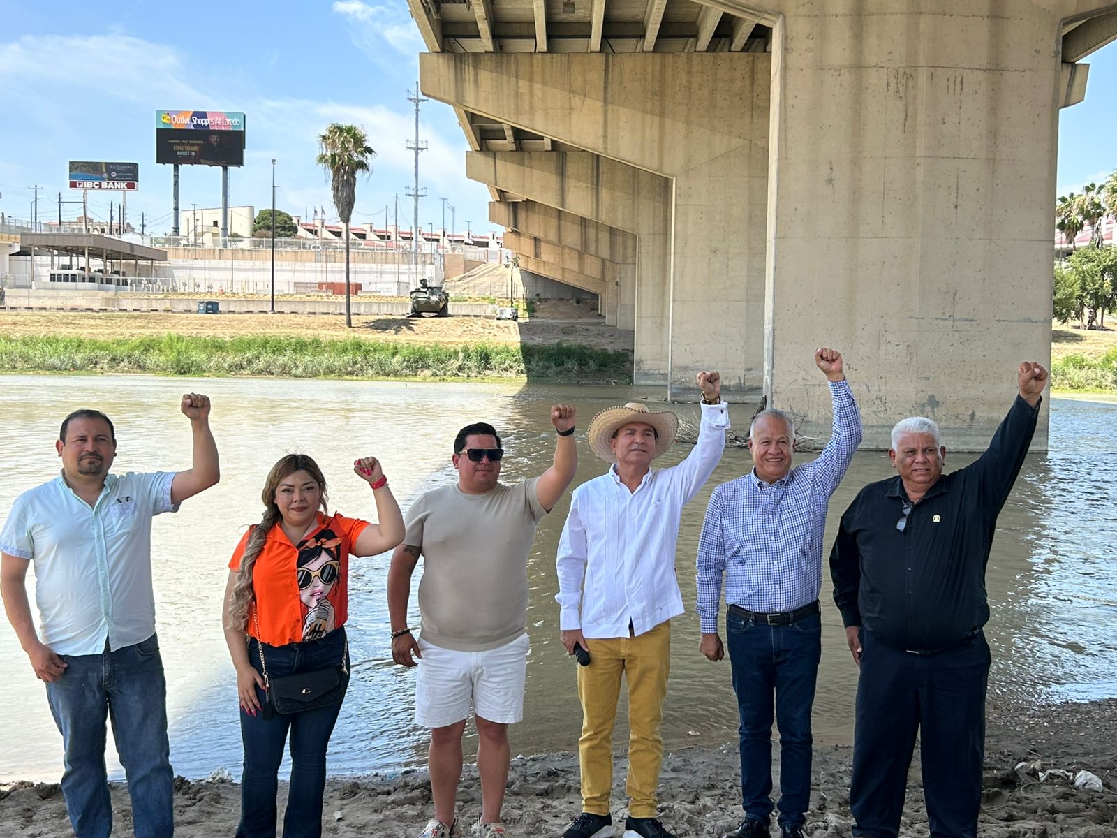 Tanquetas de EE.UA apuntando a México desatan protesta binacional en Nuevo Laredo  Activistas liderados por Francisco Chavira, piden el retiro de tropas estadounidenses desplegadas en la frontera.