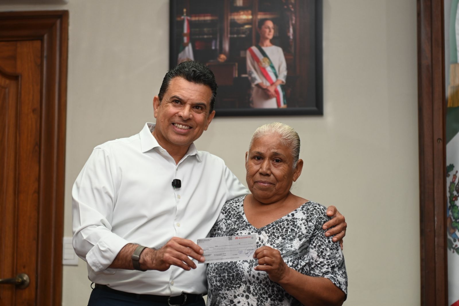 Entrega Lalo Gattás seguro por incendio de vivienda a ciudadana afectada