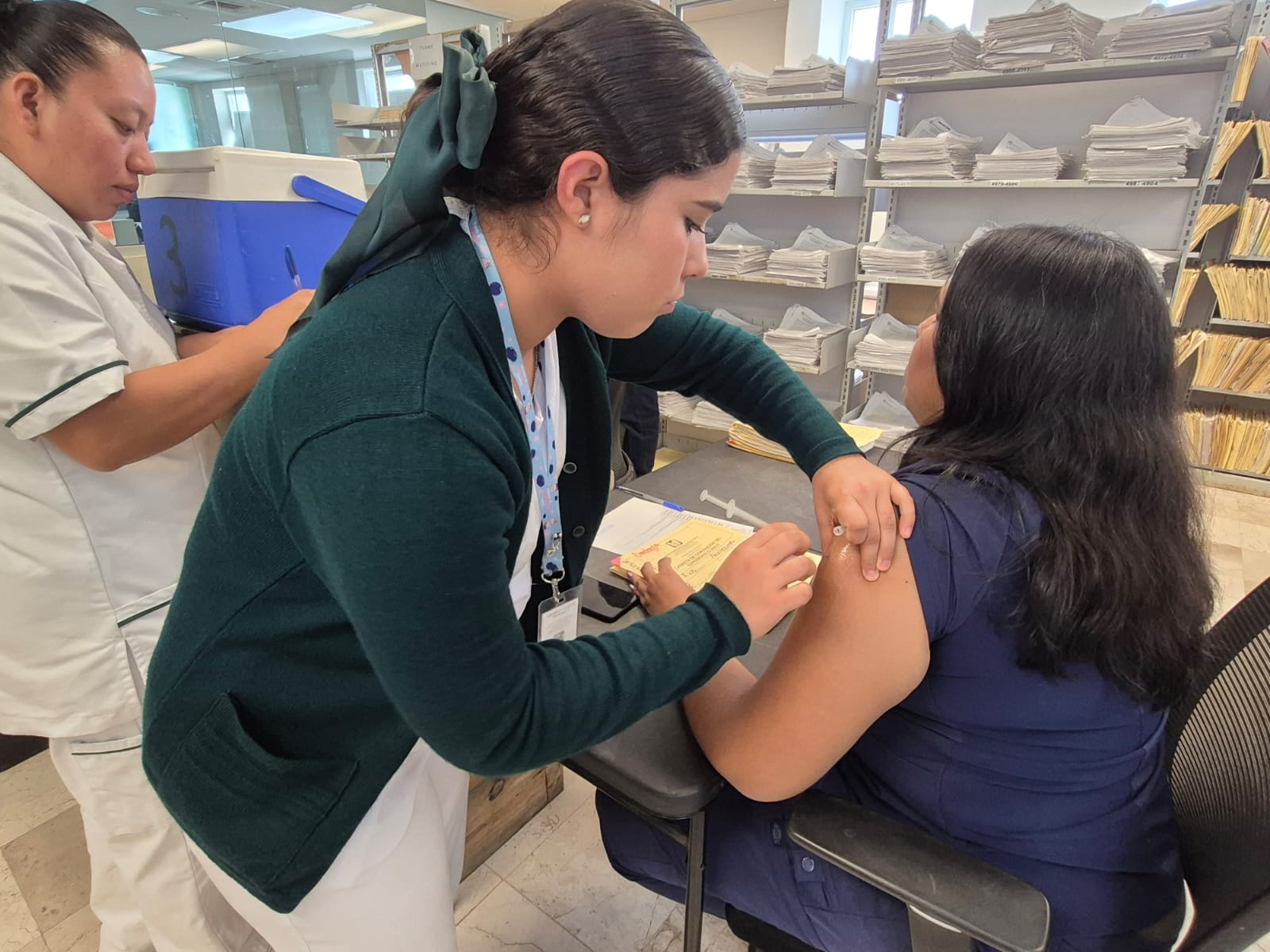 Realiza IMSS Tamaulipas Campaña de vacunación para Temporada Invernal   •	La meta es inmunizar a toda la población derechohabiente, pero en especial a los grupos considerados con mayor riesgo y vulnerabilidad.  •	La campaña se desarrollará hasta el 3 de abril de 2026 en todo el país.