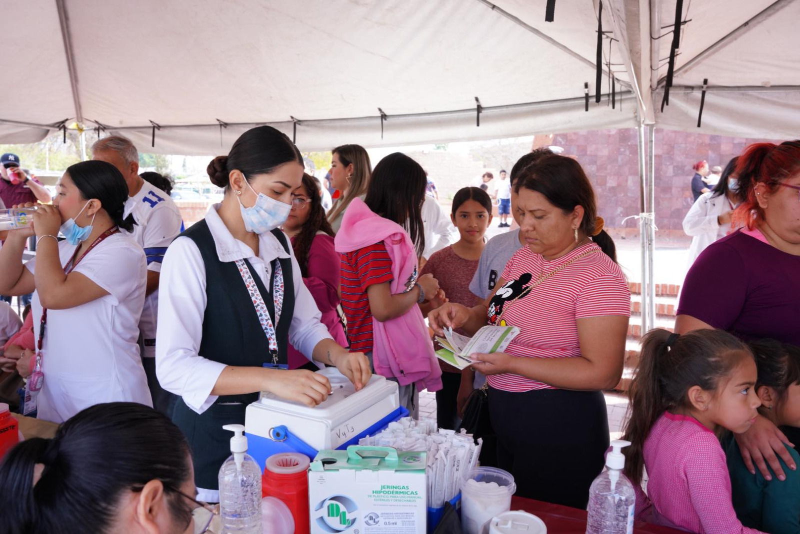 GOBIERNO MUNICIPAL PROTEGE A MÁS DE MIL 500 NEOLAREDENSES EN EXITOSA JORNADA DE VACUNACIÓN CONTRA EL SARAMPIÓN
