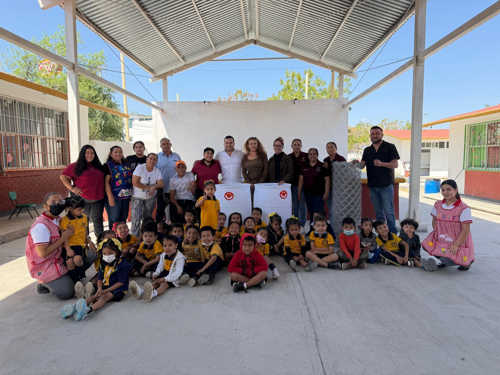 Juanjo Salazar entrega tanques de basura y malla ciclónica al jardín de niños Oralia Guerra de Villarreal en Ciudad Victoria