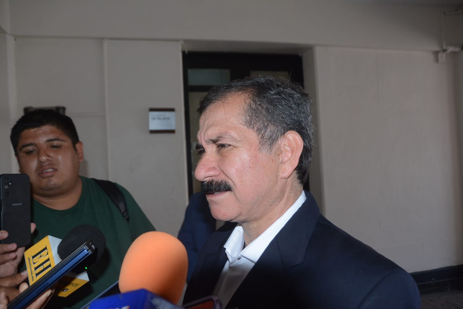 Almaraz acusa presión política y confronta al Estado por control de Comapa