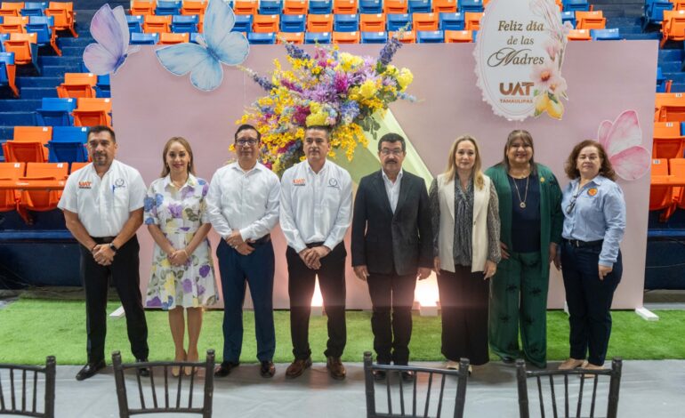 Dámaso Anaya reconoce la labor de las madres trabajadoras de la UAT