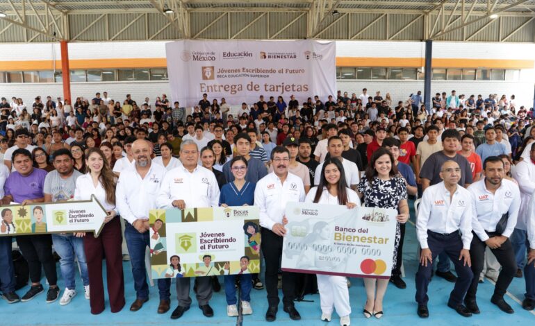 Encabeza el rector Dámaso Anaya entrega de becas a 493 estudiantes de la UAT