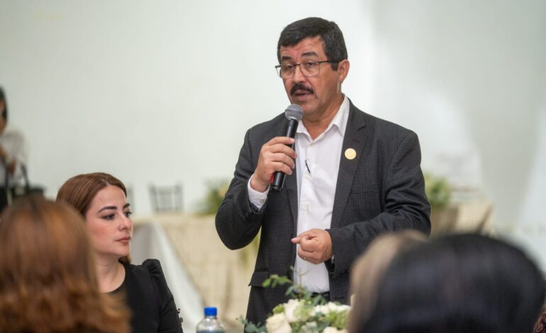 Festejan a maestros de Familia UAT