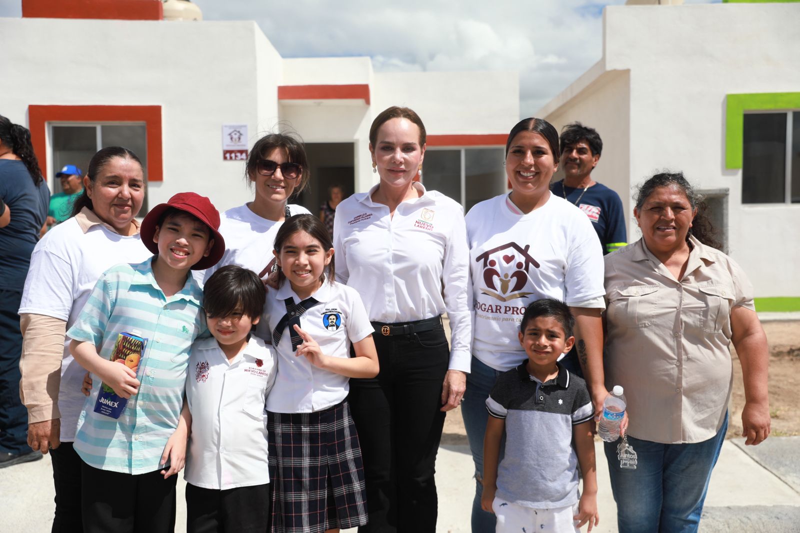 CARMEN LILIA CANTUROSAS ENTREGA VIVIENDAS A MUJERES JEFAS DE FAMILIA Y CONVIERTE SU ESFUERZO EN PATRIMONIO