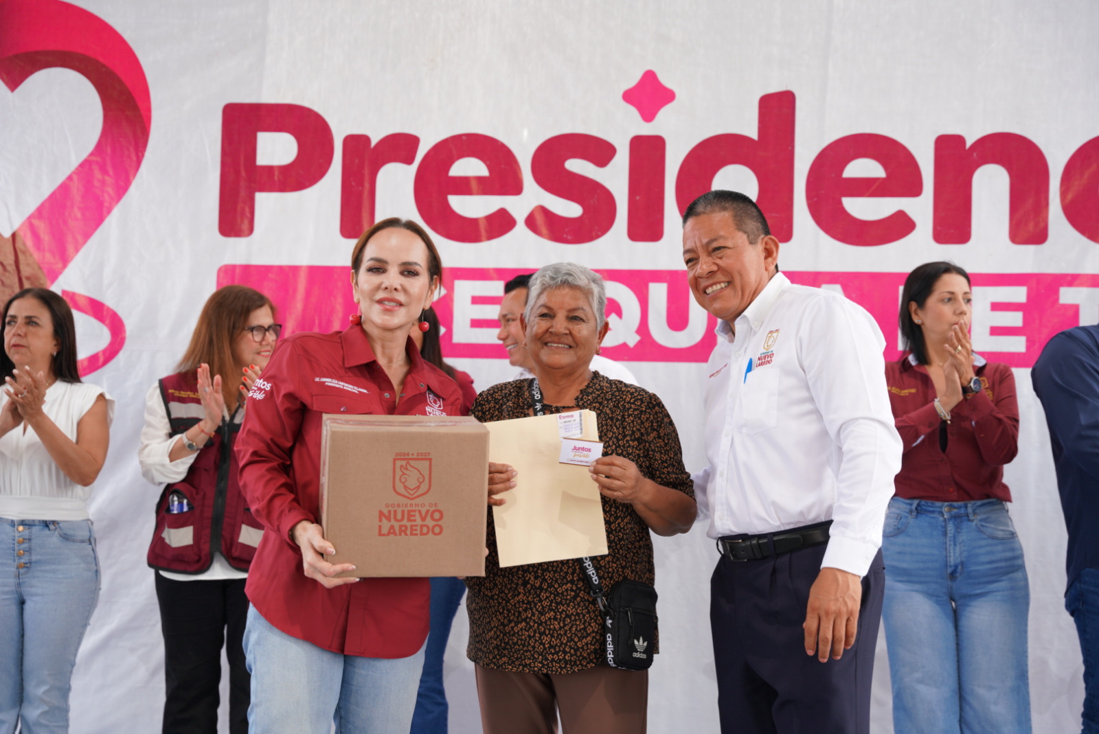 LLEVA ALCALDESA CARMEN LILIA CANTUROSAS ATENCIÓN DIRECTA A FAMILIAS DE PONIENTE CON PRESIDENCIA CERQUITA DE TI