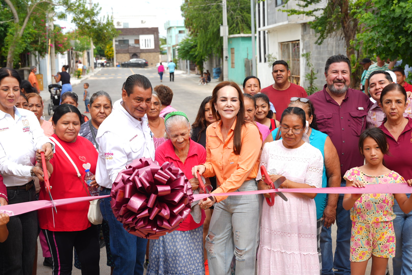 BENEFICIA CARMEN LILIA CANTUROSAS A FAMILIAS DE DIFERENTES SECTORES DE NUEVO LAREDO CON OBRAS DE INFRAESTRUCTURA VIAL