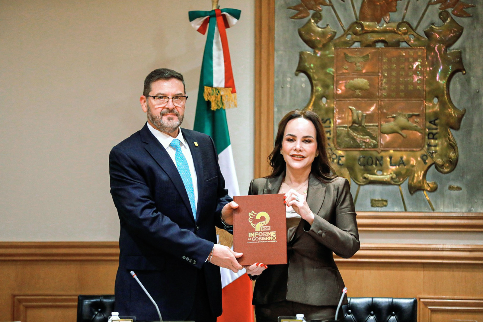 ENTREGA CARMEN LILIA CANTUROSAS DOCUMENTO DEL SEGUNDO INFORME DE GOBIERNO A CABILDO